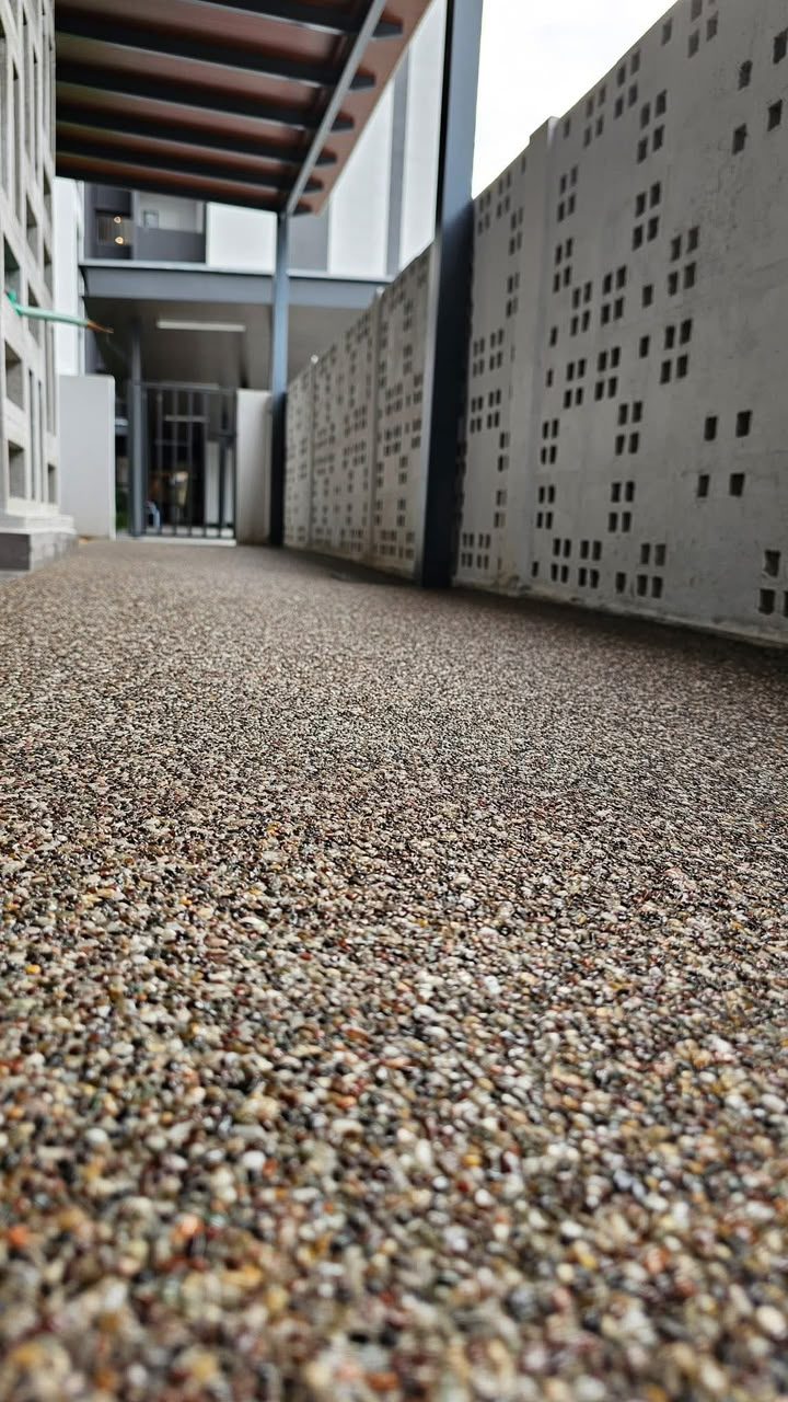 Pebble Wash pada walkway
